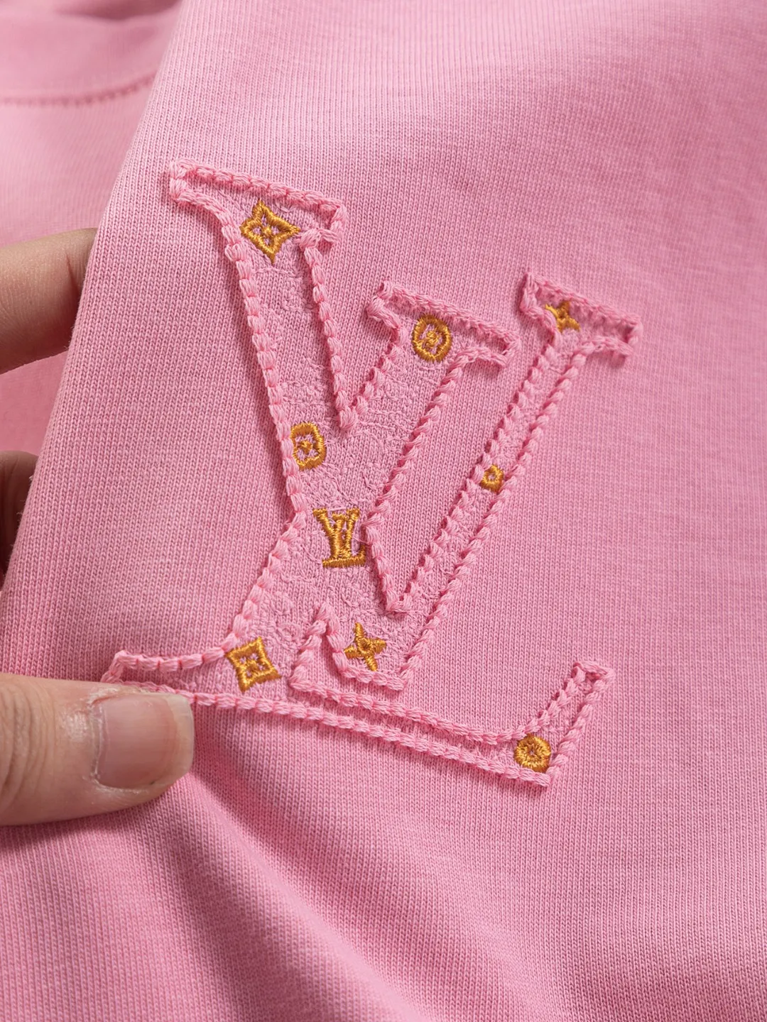 🅿️190 Louis Vuitton 1V LV micro-wide version S-XL LV 26ss New product counters are on the shelves at the same time Multiple craftsmanship Three-dimensional hollow gold dot letters embroidery on the chest🪡logo Large logo embroidery on the back hollow gold dot letters🪡logo Short-sleeved T-shirt Round neck short-sleeved T-shirt, the same style for men and women! Consigned to one-to-one creation. Synchronized with the official website, pure cotton fabrics at the counter! It is close to the skin and comfortable, durable and easy to wear. It has a classic and simple logo design and meticulous original craftsmanship. Short-sleeves, a must-have item for men, do not appear to be the same for the general public, but must be unique and eye-catching. This LV short-sleeve is all about quality, comfort, the same shape and fashion as always, including fabrics and cutting techniques. All of them have been made with great effort! 320 grams of washed pure cotton fabric, pure cotton is breathable, very refreshing and comfortable for daily wear. The rib knitting on the neckline is smooth and tight, and the neckline will not be skewed if you toss it at will. The loose version, you will find that it looks really good on the upper body. The overall is minimalist and neat, super versatile for daily use! Pair it casually with a pair of pants for a youthful look. A T-shirt will make your outfit crazy. It is a fashionable item that can never go wrong! Color: Black White Pink Size: S-XL Size chart: S: Shoulder width 50-Bust 56-Length 70 M: Shoulder width 52-Bust 57-Length 72 L: Shoulder width 54-Bust 59-Length 74 XL: Shoulder width 56-Bust 62-Length 76